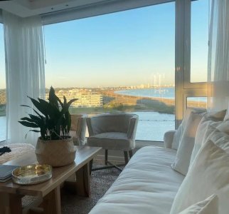 Vende apartamento con vista al mar de 3 suites, en Mansa- Punta del Este.