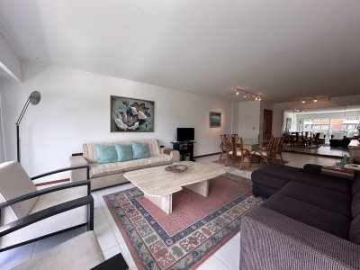 Vende departamento de 3 dormitorios en Ocean Tower, Punta del Este 