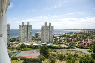 Punta Del Este,  Vende apartamento de 4 dormitorios con 2 cocheras en Lincon Center, Playa Mansa, Punta del Este 