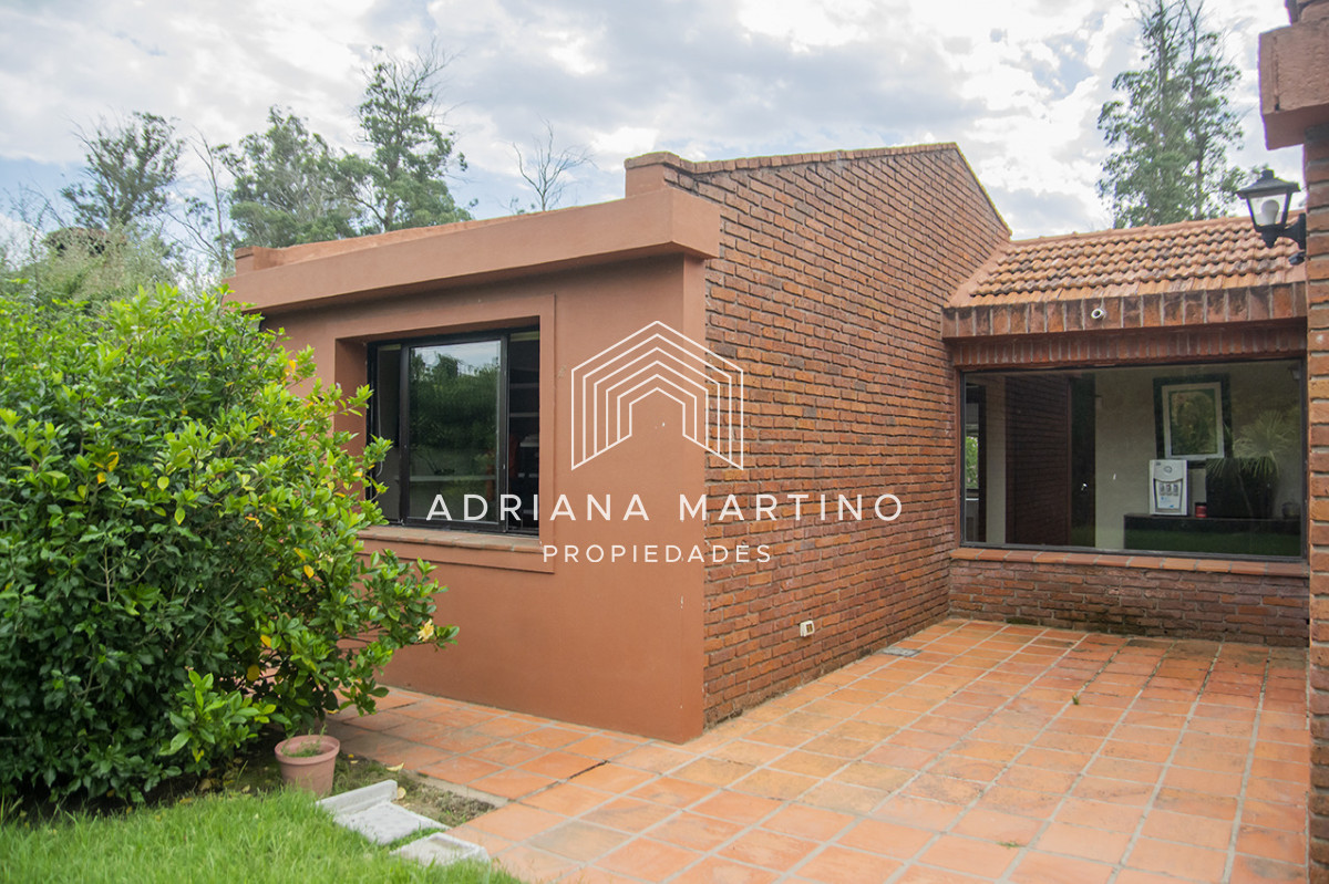 Casa ID.71705 - En venta casa de 3 Dormitorios en Jardines de Córdoba con Barbacoa 
