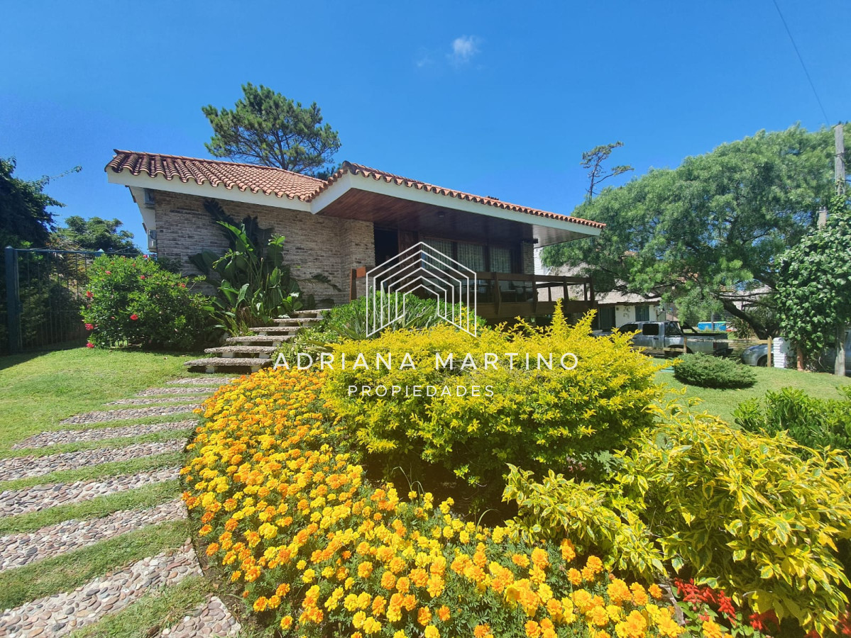 Casa ID.71581 - Hermosa casa en venta a pocos metros del mar.