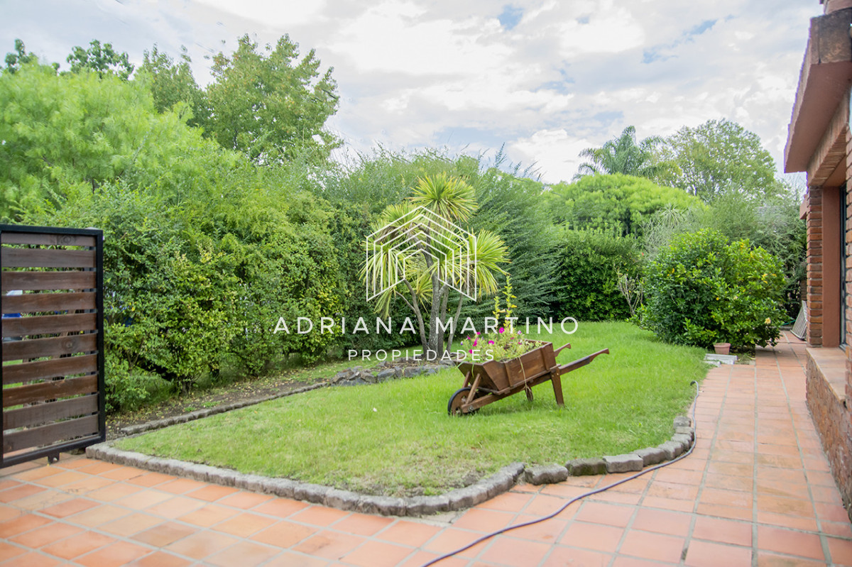 Casa ID.71705 - En venta casa de 3 Dormitorios en Jardines de Córdoba con Barbacoa 