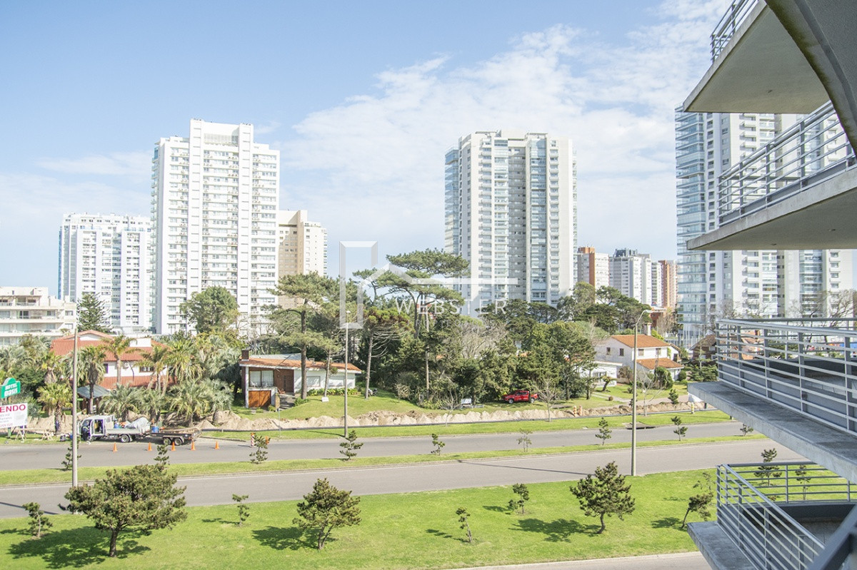 Apartamento ID.1717 - Departamento de 2 dormitorios en venta en torre moderna a metros de Playa Mansa.