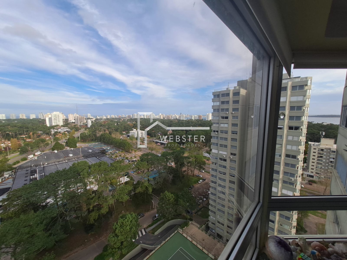 Apartamento ID.2204 - Alquiler Anual en Punta del Este 3 dormitorios y servicio sobre Roosevelt