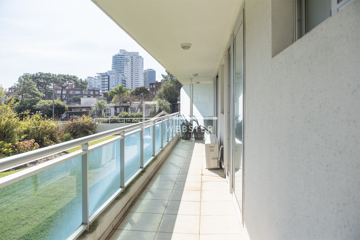 Apartamento ID.2085 - Oportunidad. Vende departamento de 2 dormitorios en Punta del Este