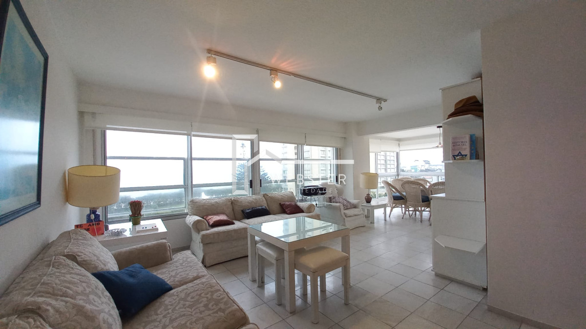 Apartamento ID.2233 - Departamento de 3 dormitorios + dependencia en venta, Playa Mansa. Torre Jefferson,.
