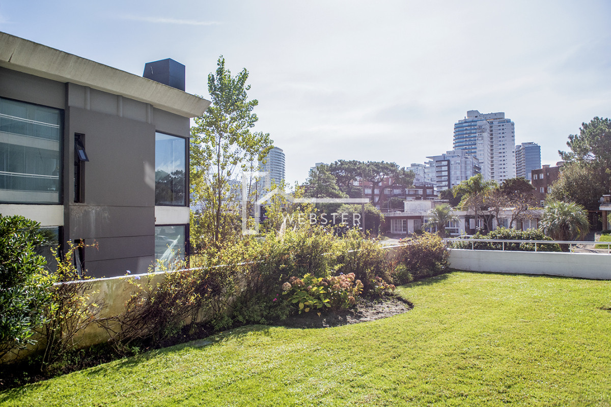 Apartamento ID.2085 - Oportunidad. Vende departamento de 2 dormitorios en Punta del Este