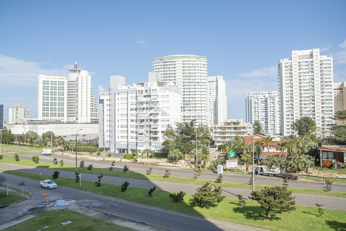 Apartamento ID.1717 - Departamento de 2 dormitorios en venta en torre moderna a metros de Playa Mansa.