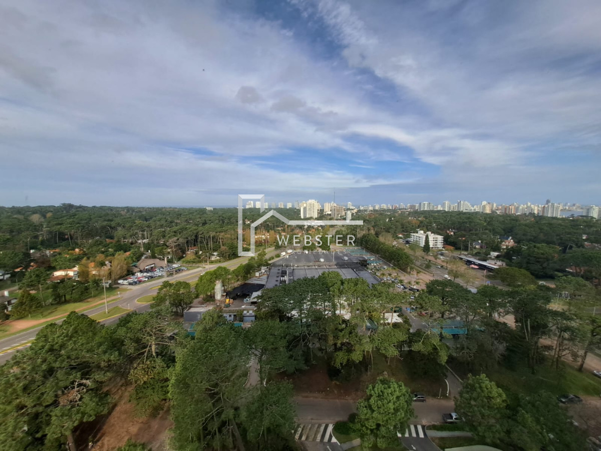 Apartamento ID.2204 - Alquiler Anual en Punta del Este 3 dormitorios y servicio sobre Roosevelt