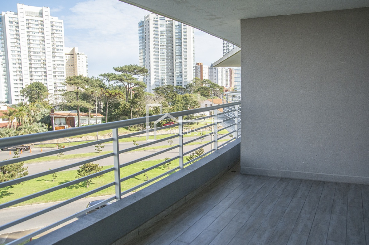 Apartamento ID.1717 - Departamento de 2 dormitorios en venta en torre moderna a metros de Playa Mansa.