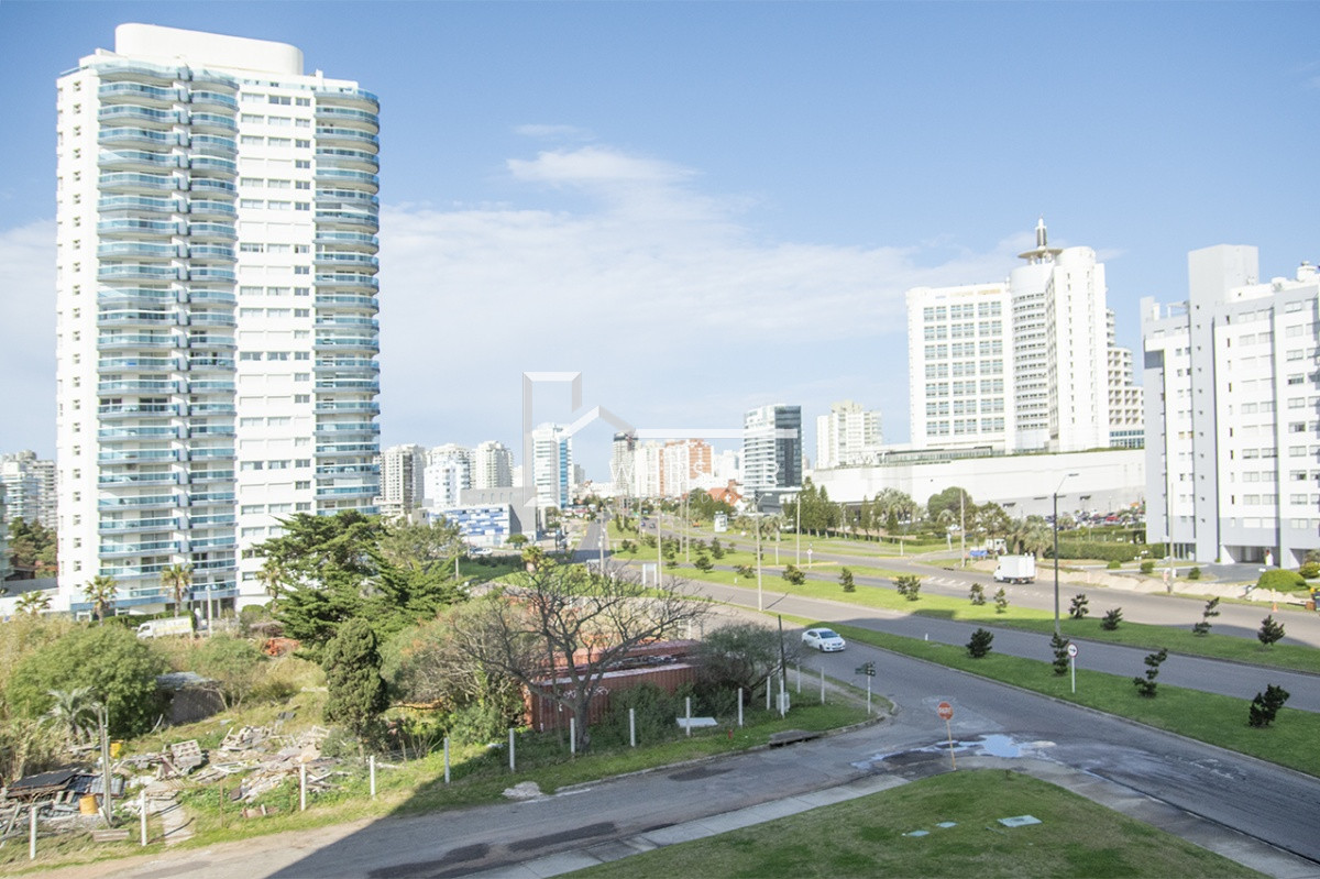 Apartamento ID.1717 - Departamento de 2 dormitorios en venta en torre moderna a metros de Playa Mansa.