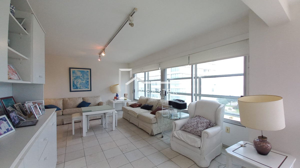 Apartamento ID.2233 - Departamento de 3 dormitorios + dependencia en venta, Playa Mansa. Torre Jefferson,.