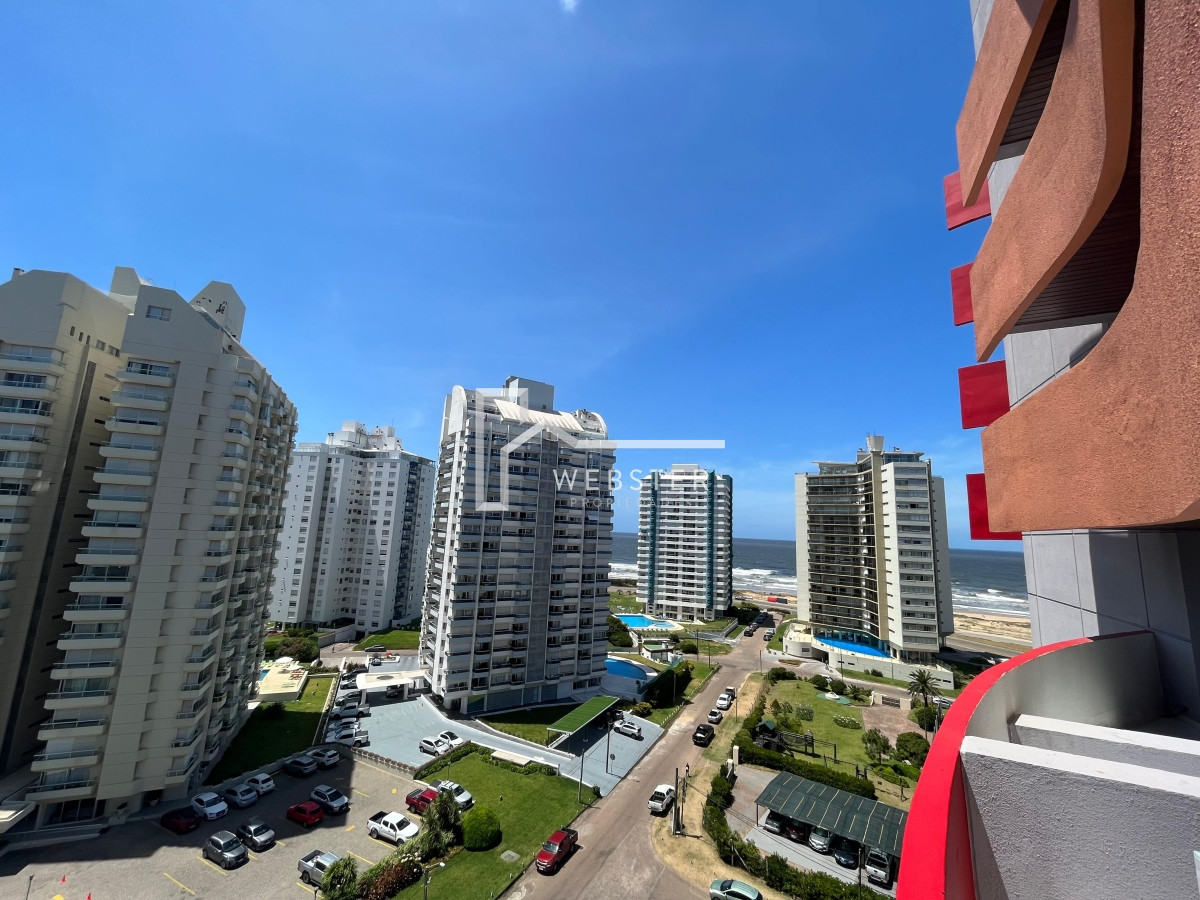 Apartamento ID.2072 - Oportunidad. Vende apartamento de 2 dormitorios con amplia planta en Punta del Este