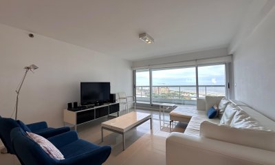 Vende apartamento en Brava, Punta del Este de 3 dormitorios.