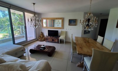 Vende apartamento de 3 dormitorios con vista a un agradable entorno, en Punta del Este.