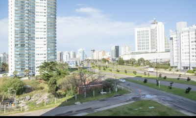 Departamento de 2 dormitorios en venta en torre moderna a metros de Playa Mansa.