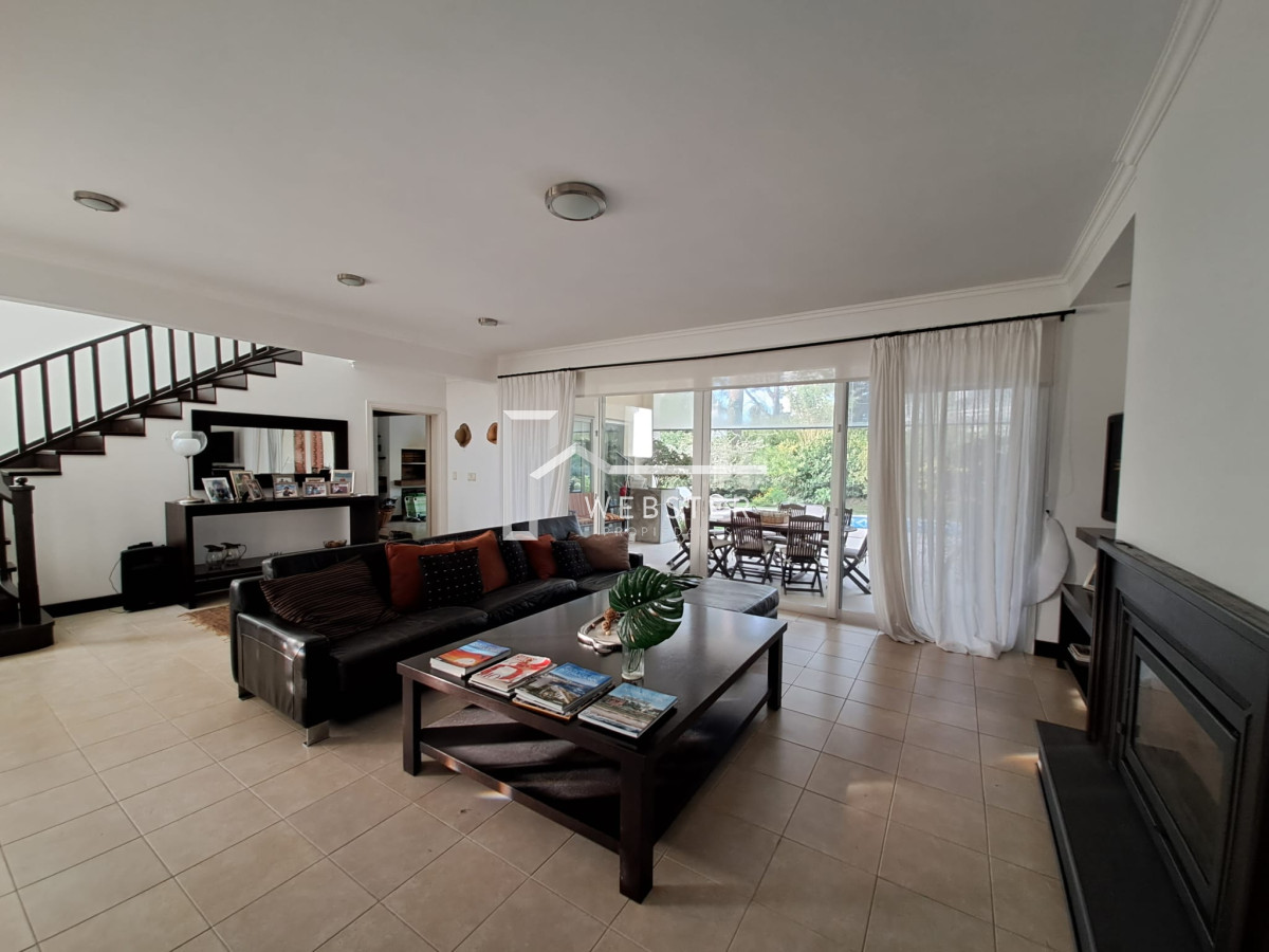Casa ID.1759 - Boulevard Park, Casa de 4 dormitaros con Piscina en VENTA .