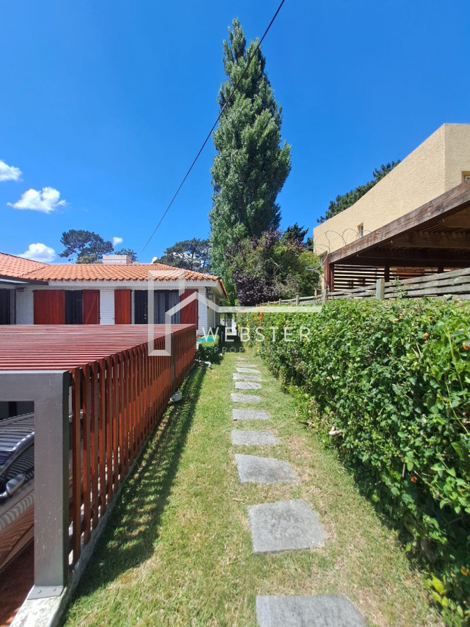 Casa ID.1834 - Alquiler Anual casa 3 dormitorios con pisicina en Punta del Este Zona Colegios