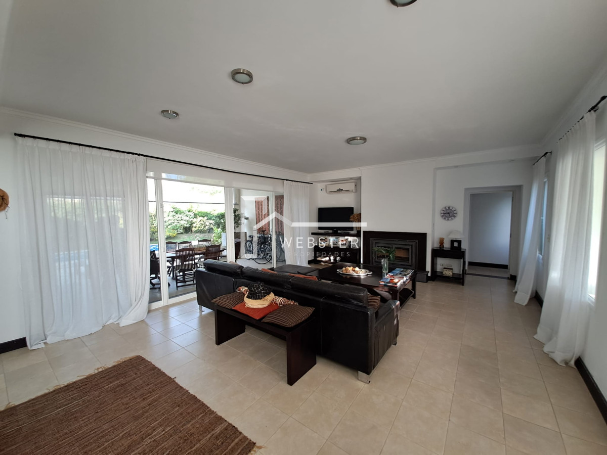 Casa ID.1759 - Boulevard Park, Casa de 4 dormitaros con Piscina en VENTA .