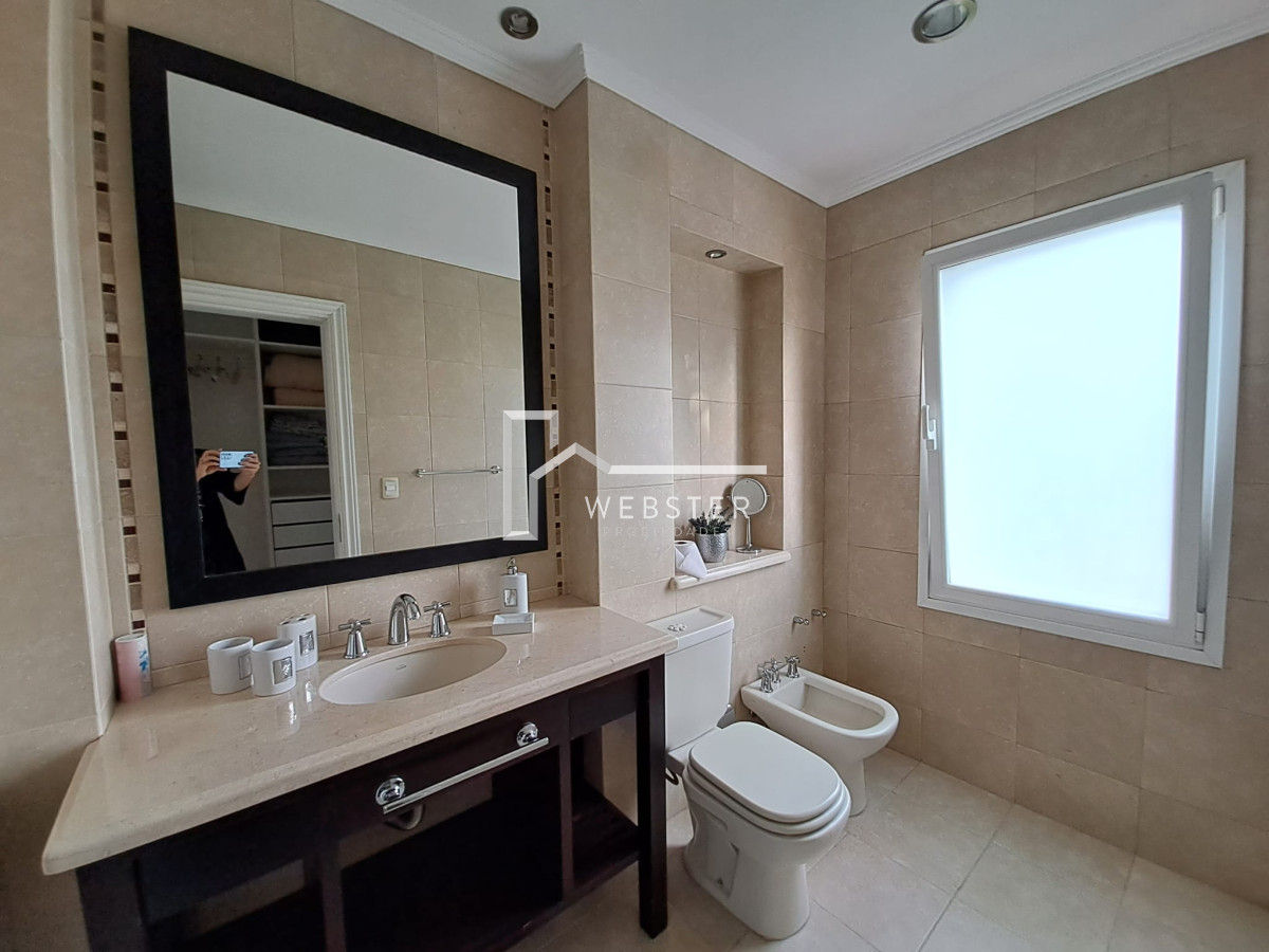 Casa ID.1759 - Boulevard Park, Casa de 4 dormitaros con Piscina en VENTA .