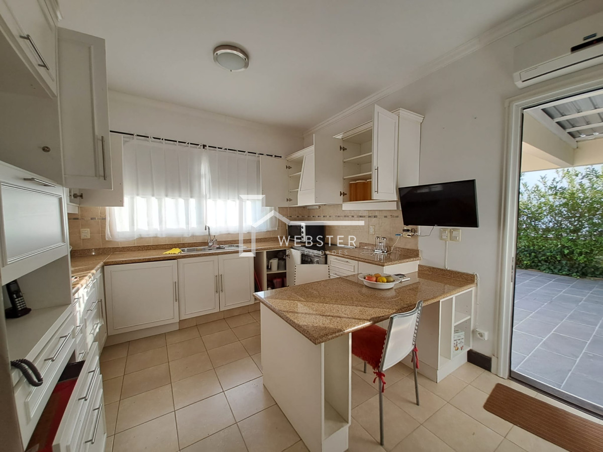 Casa ID.1759 - Boulevard Park, Casa de 4 dormitaros con Piscina en VENTA .