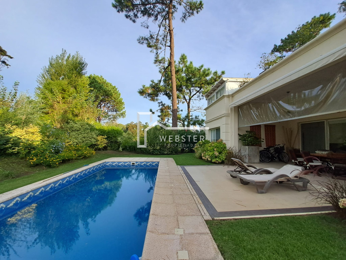 Casa ID.1759 - Boulevard Park, Casa de 4 dormitaros con Piscina en VENTA .