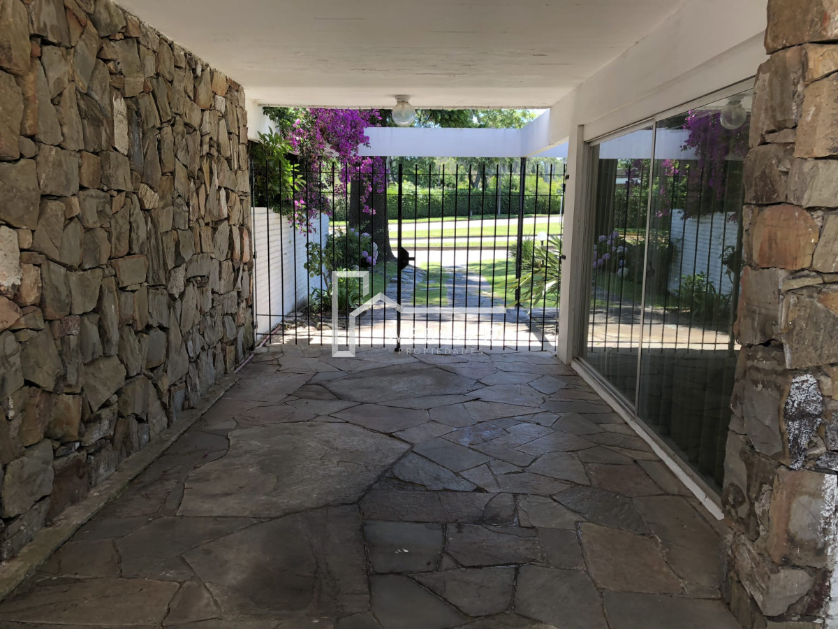 Casa ID.1529 - En zona residencial a metros de Playa Mansa