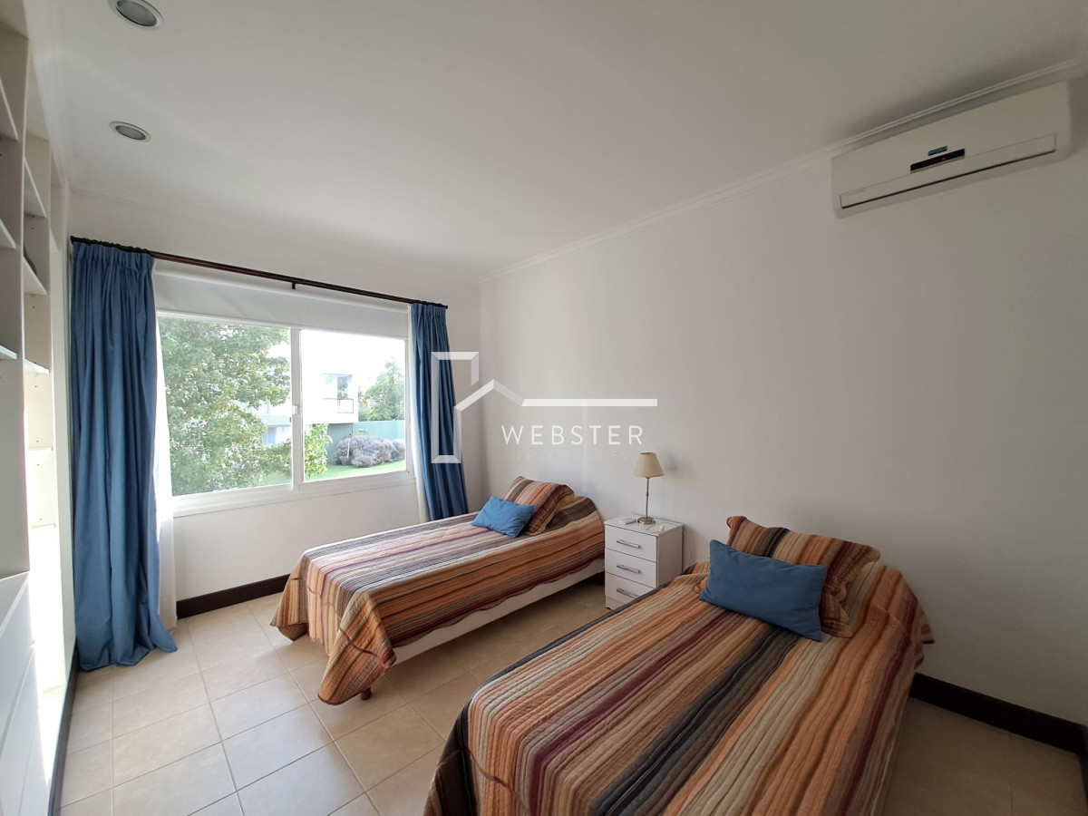 Casa ID.1759 - Boulevard Park, Casa de 4 dormitaros con Piscina en VENTA .