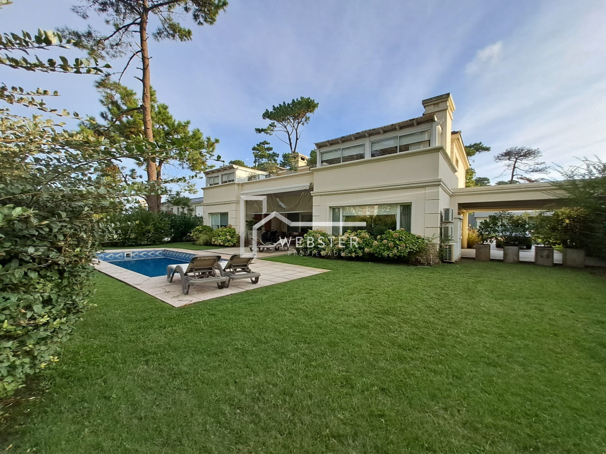 Casa ID.1759 - Boulevard Park, Casa de 4 dormitaros con Piscina en VENTA .