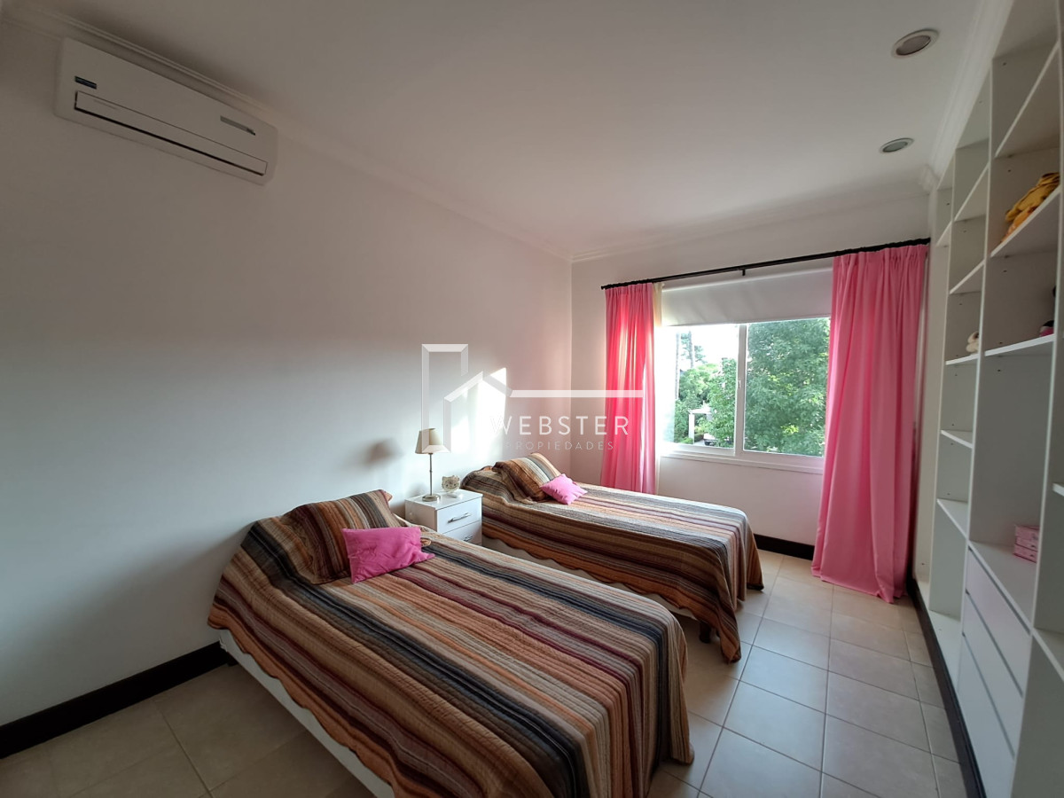 Casa ID.1759 - Boulevard Park, Casa de 4 dormitaros con Piscina en VENTA .