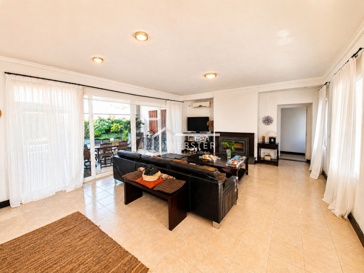 Casa ID.1759 - Boulevard Park, Casa de 4 dormitaros con Piscina en VENTA .