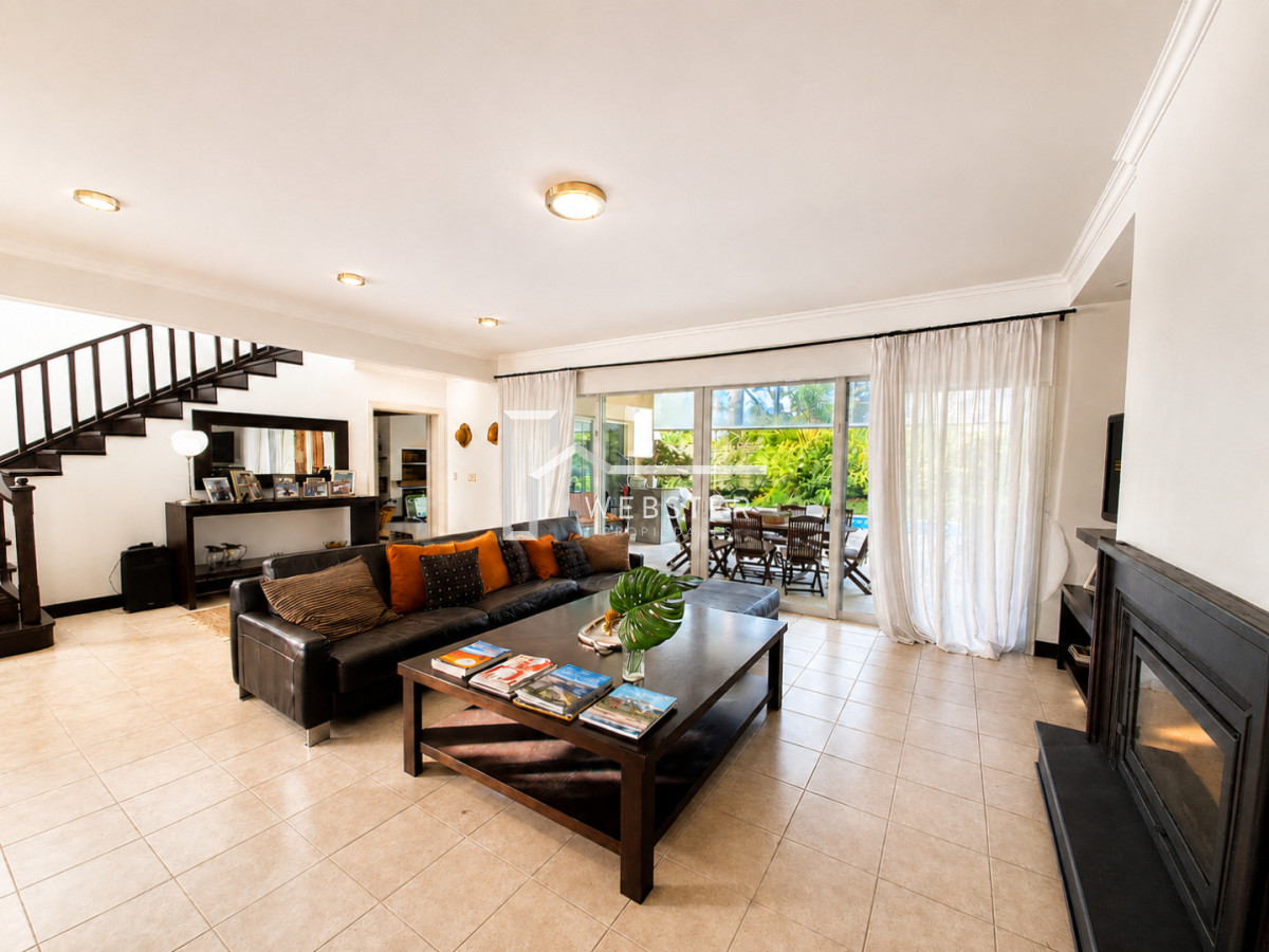 Casa ID.1759 - Boulevard Park, Casa de 4 dormitaros con Piscina en VENTA .
