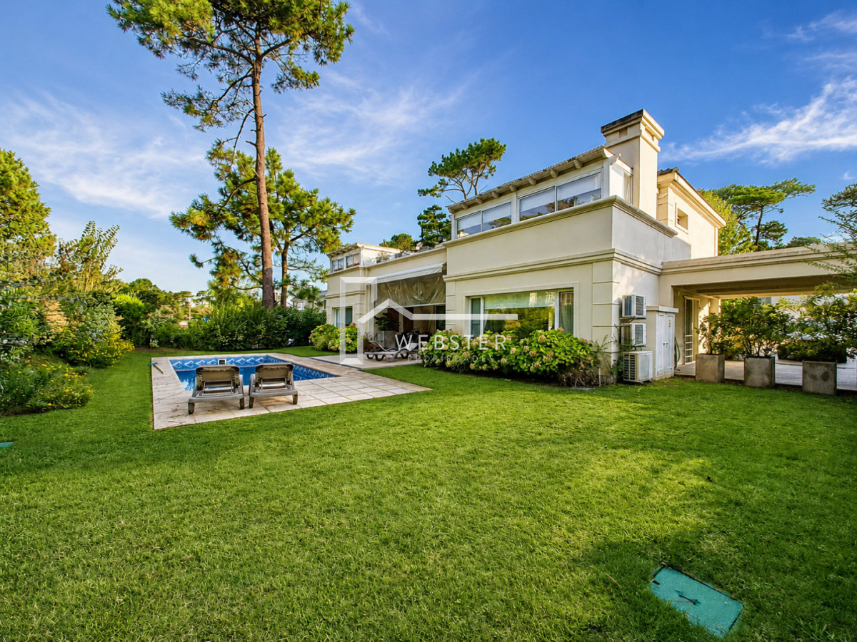Casa ID.1759 - Boulevard Park, Casa de 4 dormitaros con Piscina en VENTA .