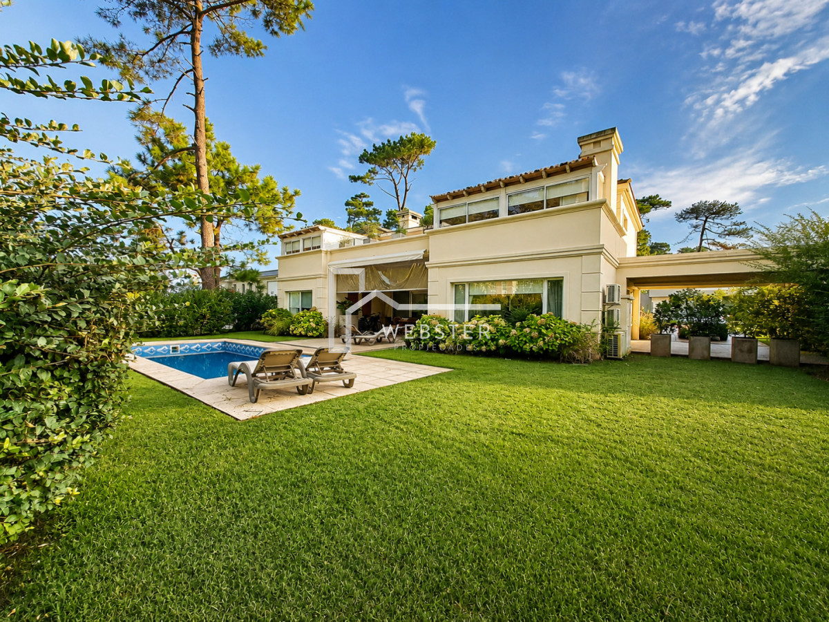 Casa ID.1759 - Boulevard Park, Casa de 4 dormitaros con Piscina en VENTA .
