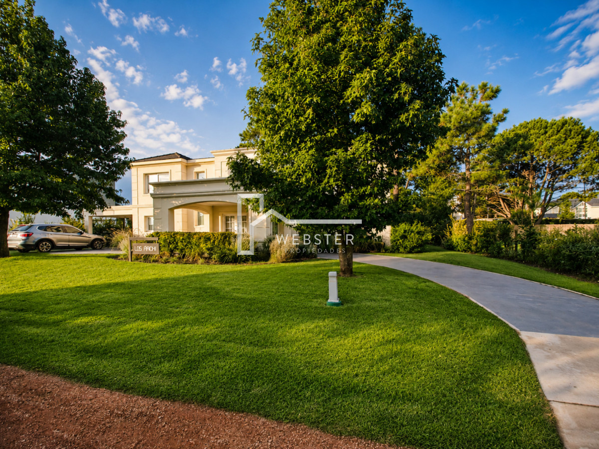 Casa ID.1759 - Boulevard Park, Casa de 4 dormitaros con Piscina en VENTA .