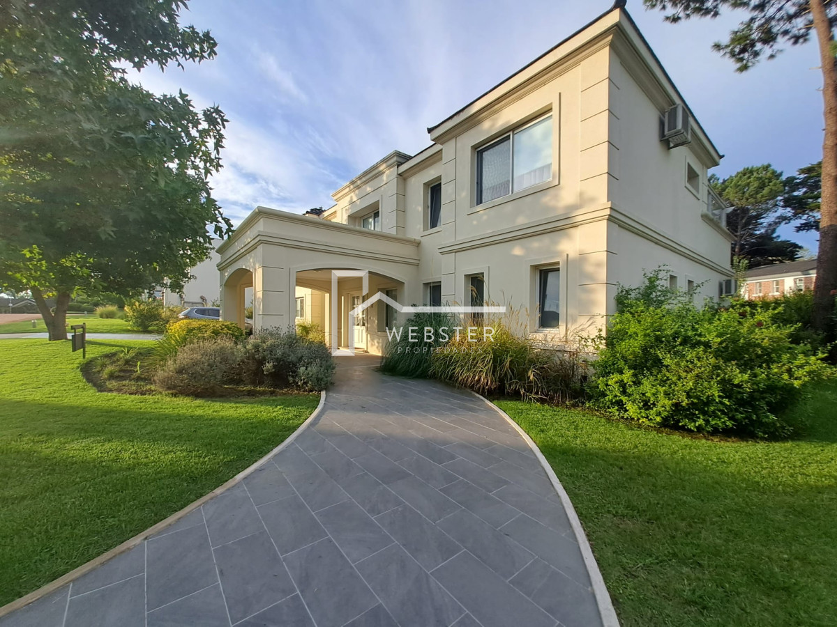 Casa ID.1759 - Boulevard Park, Casa de 4 dormitaros con Piscina en VENTA .