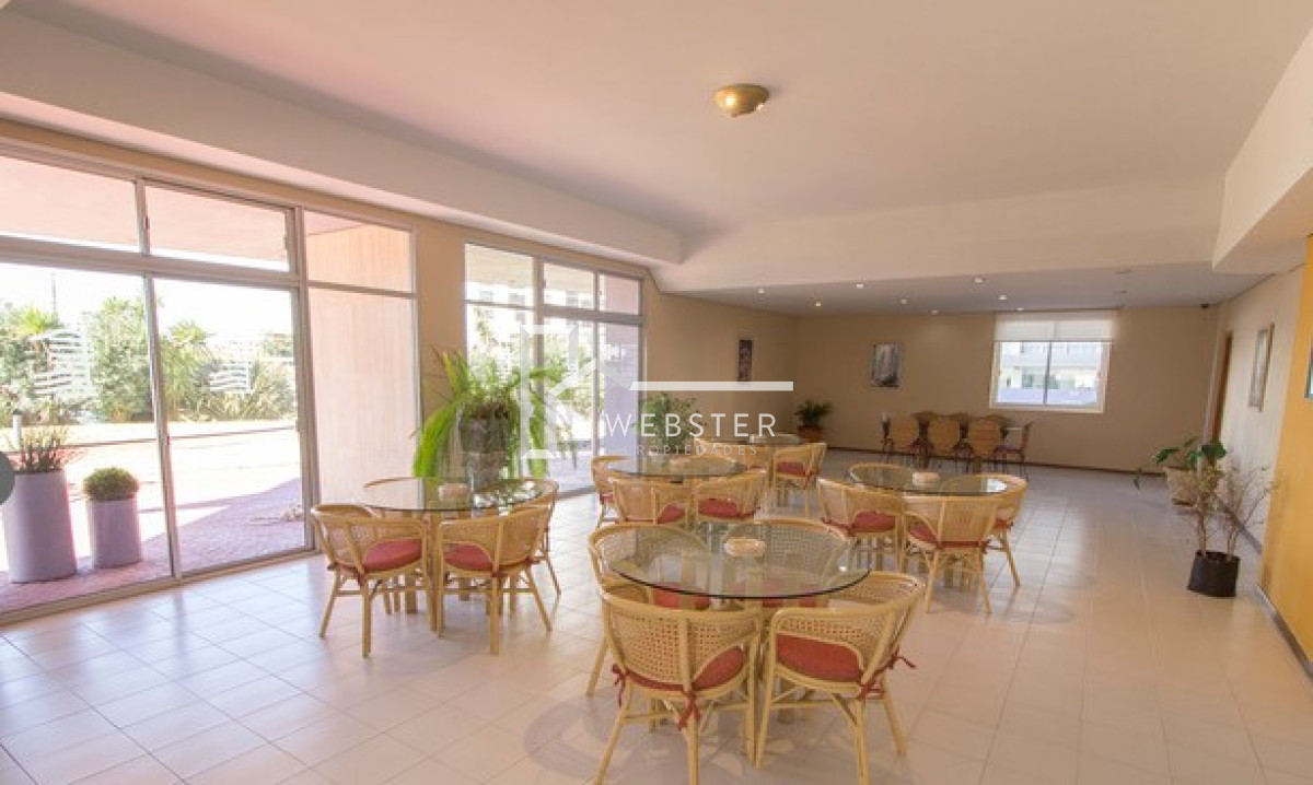 Apartamento ID.2072 - Oportunidad. Vende apartamento de 2 dormitorios con amplia planta en Punta del Este