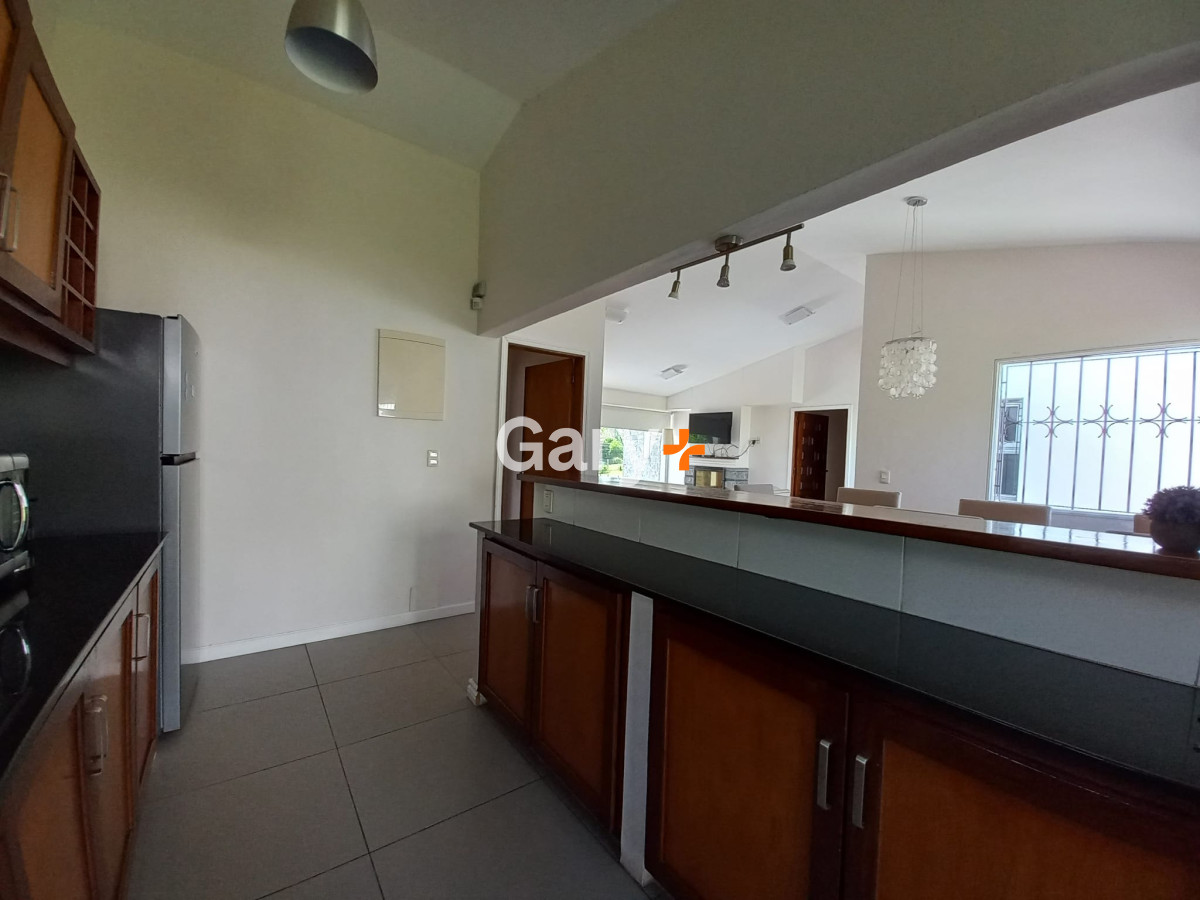 Casa ID.27064 - Vende casa de 3 dormitorios totalmente reformada. Con piscina climatizada. Cerca de colegios, Punta del Este 