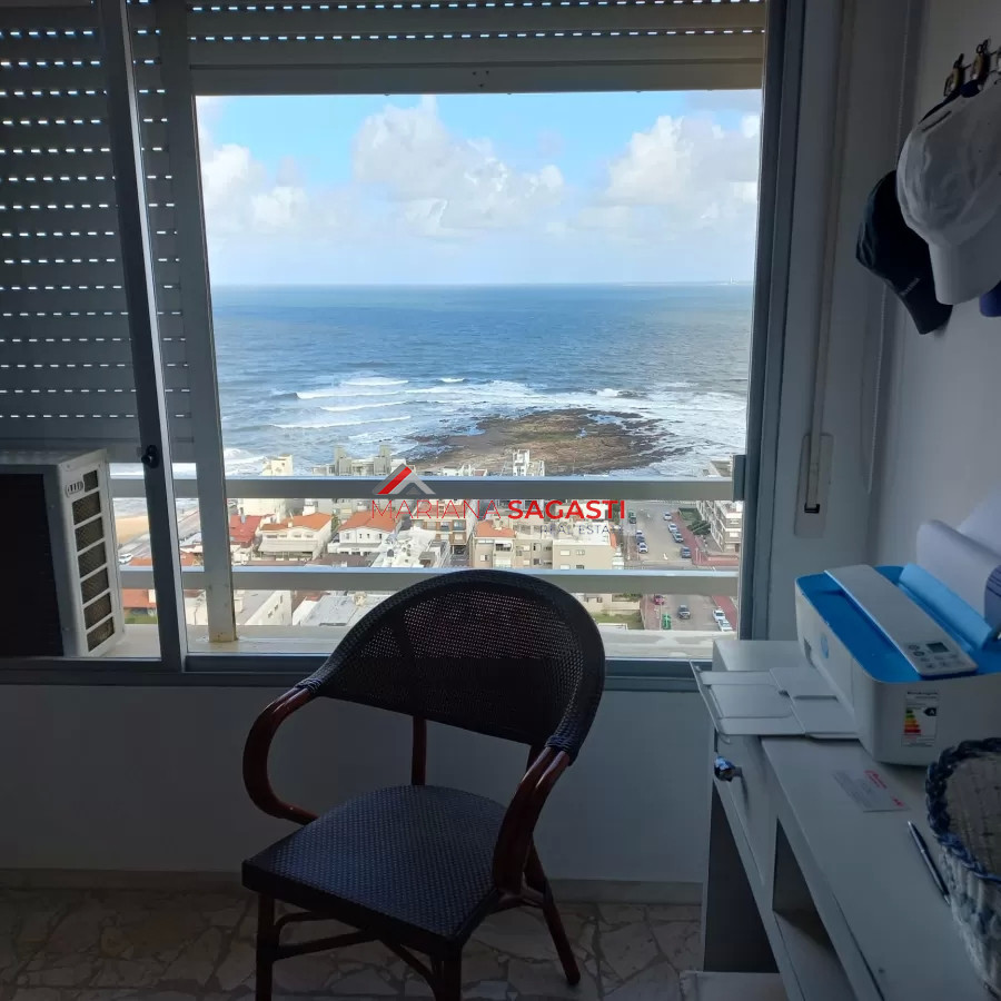 Apartamento ID.3902 - Apartamento de 3 dormitorios en venta en Punta del Este, vista al puerto.