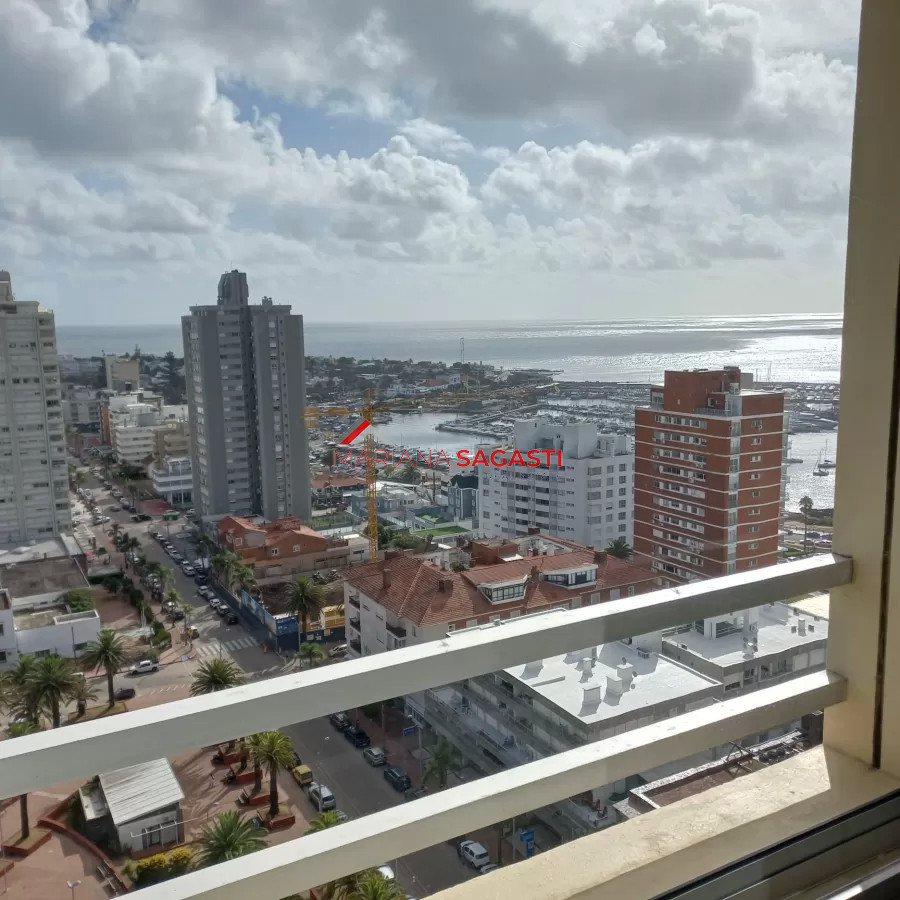 Apartamento ID.3902 - Apartamento de 3 dormitorios en venta en Punta del Este, vista al puerto.