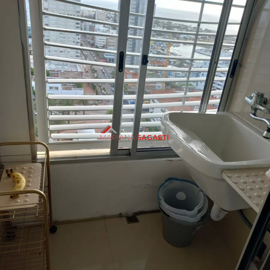 Apartamento ID.3902 - Apartamento de 3 dormitorios en venta en Punta del Este, vista al puerto.