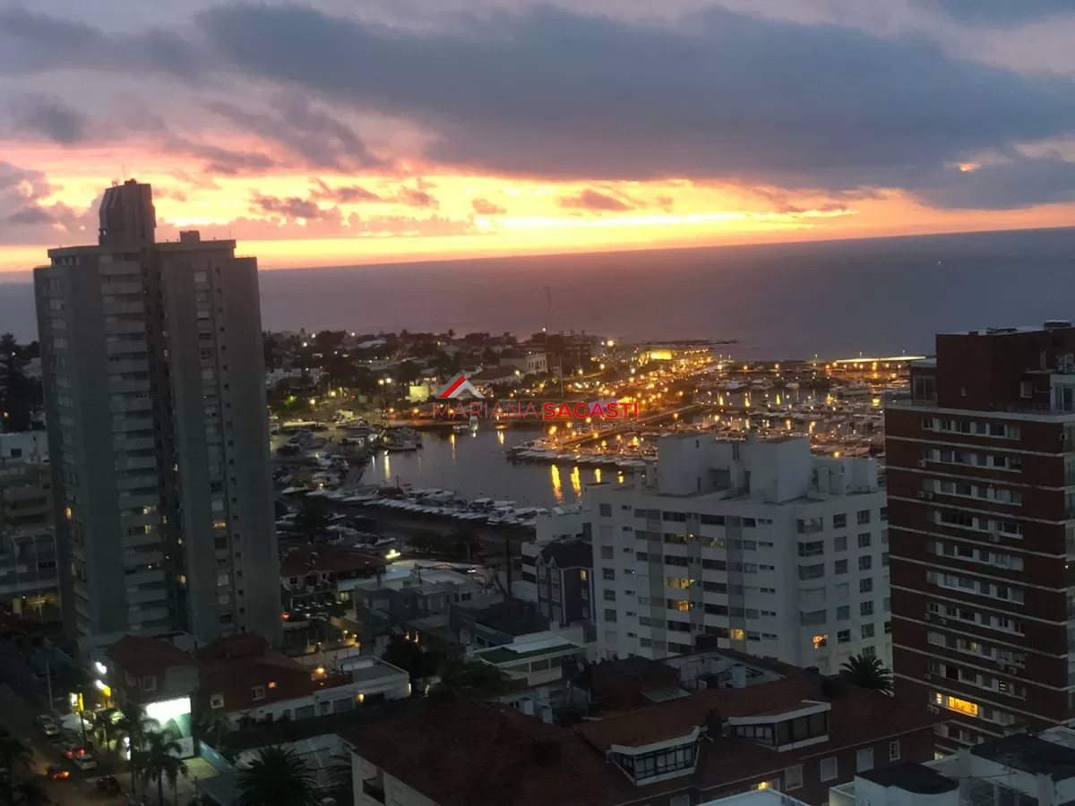 Apartamento ID.3902 - Apartamento de 3 dormitorios en venta en Punta del Este, vista al puerto.