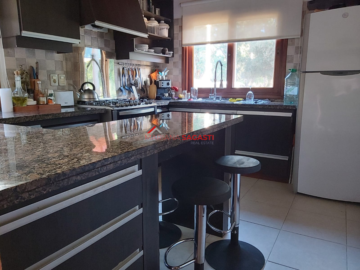 Casa ID.3953 - Hermosa casa en venta en Beverly Hills de 5 dormitorios con piscina y parrillero