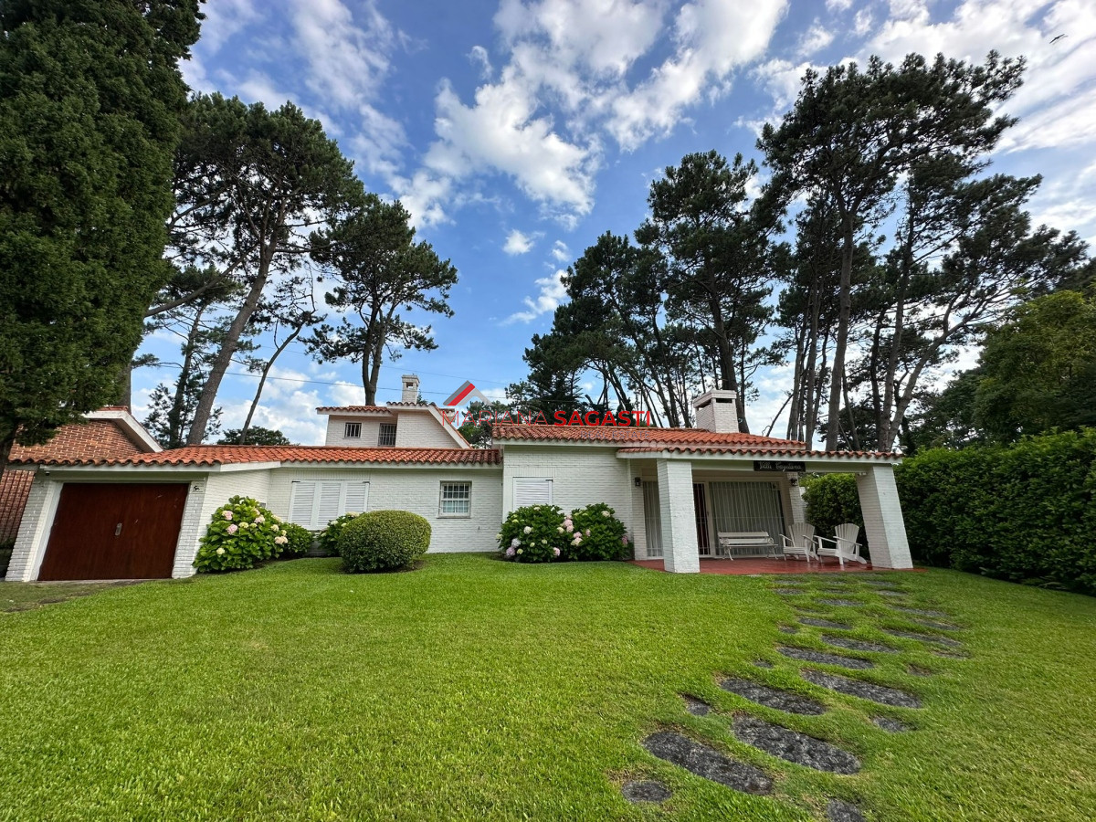 Casa ID.3965 - Gran casa estilo tradicional de 4 dormitorios en venta en Playa Mansa