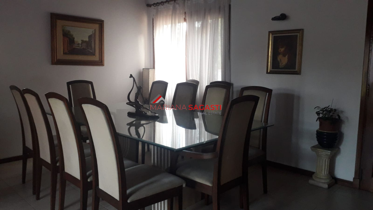 Casa ID.3953 - Hermosa casa en venta en Beverly Hills de 5 dormitorios con piscina y parrillero
