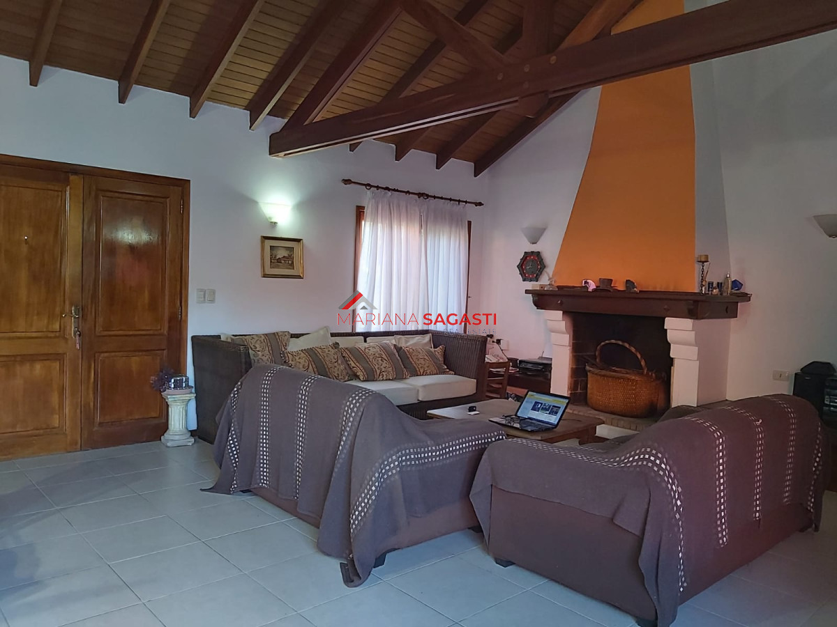 Casa ID.3953 - Hermosa casa en venta en Beverly Hills de 5 dormitorios con piscina y parrillero