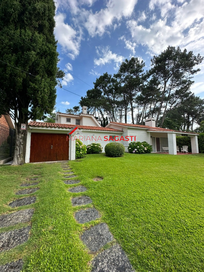 Casa ID.3965 - Gran casa estilo tradicional de 4 dormitorios en venta en Playa Mansa