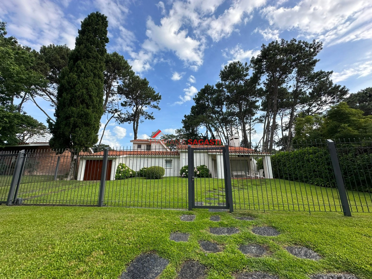 Casa ID.3965 - Gran casa estilo tradicional de 4 dormitorios en venta en Playa Mansa