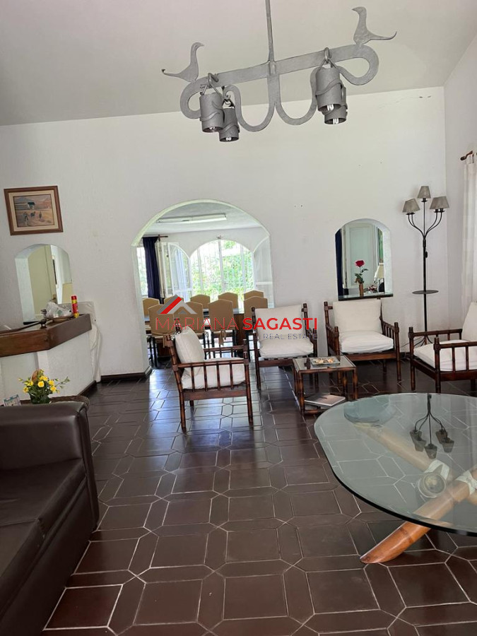 Casa ID.3965 - Gran casa estilo tradicional de 4 dormitorios en venta en Playa Mansa