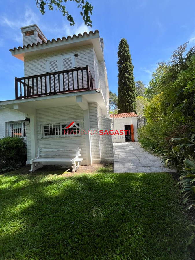 Casa ID.3965 - Gran casa estilo tradicional de 4 dormitorios en venta en Playa Mansa